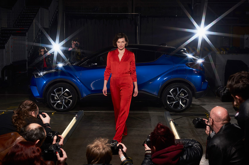 Toyota-C-HR-ve-Milla-Jovovich-01 Toyota-C-HR-ve-Milla-Jovovich-01
