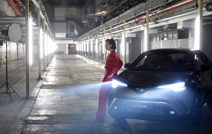 Toyota-C-HR-ve-Milla-Jovovich-02 Toyota-C-HR-ve-Milla-Jovovich-02